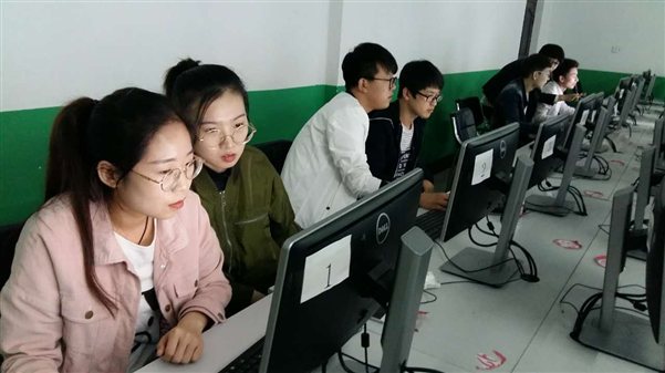 ../Documents/时时的金桥文稿/时间轴/17-05-11-延边职业技术学院/将企业的项目引入课堂/IMG_8741.JPG