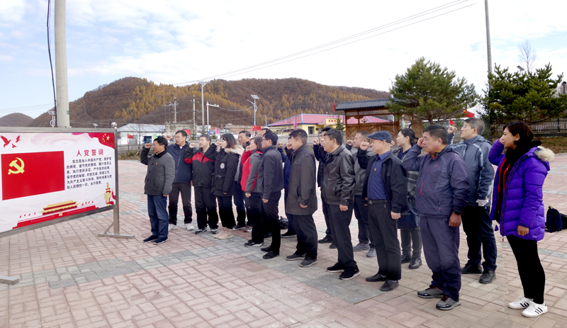 延边职院组织党员干部到东沟村开展“扶贫日”主题党日活动2.jpg